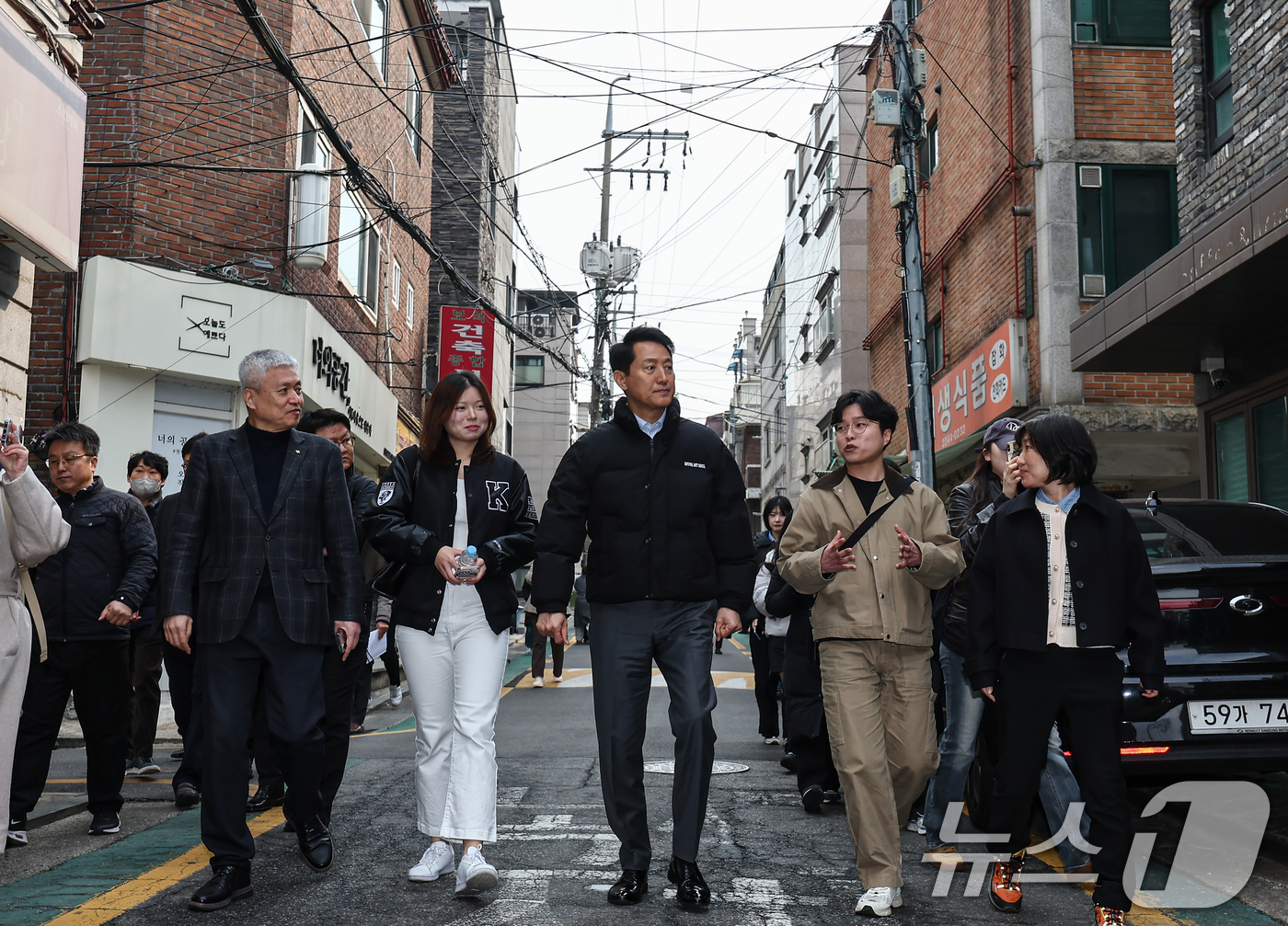 (서울=뉴스1) 김도우 기자 = 오세훈 서울시장이 9일 전·월세 청년 주거난과 관련 서울 동대문구 휘경동을 방문해 1인가구 밀집지역을 둘러보고 있다. 2026.3.9/뉴스1