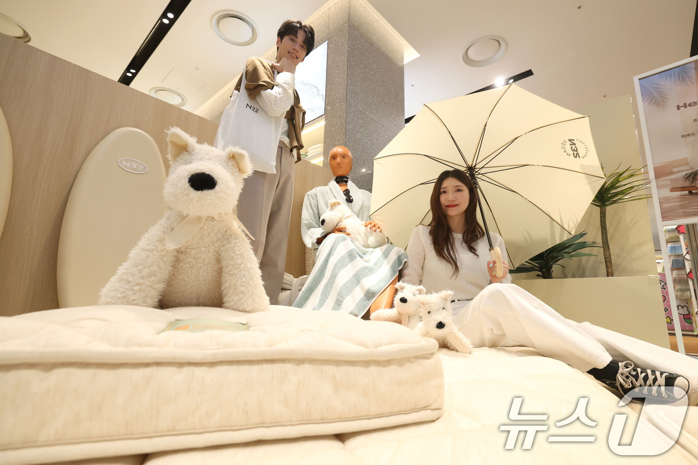 (서울=뉴스1) 이광호 기자 = 9일 서울 영등포구 더현대 서울에 마련된 프리미엄 비건 매트리스 N32 팝업 스토어에서 모델들이 제품을 체험하며 소개하고 있다.오는 26일 까지 운 …