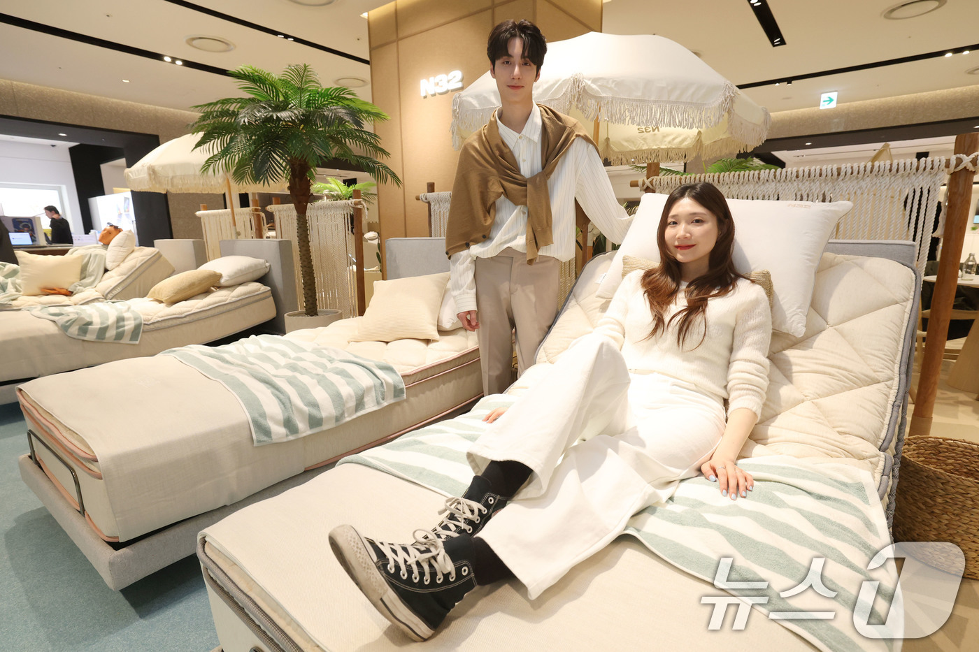 (서울=뉴스1) 이광호 기자 = 9일 서울 영등포구 더현대 서울에 마련된 프리미엄 비건 매트리스 N32 팝업 스토어에서 모델들이 제품을 체험하며 소개하고 있다.오는 26일 까지 운 …