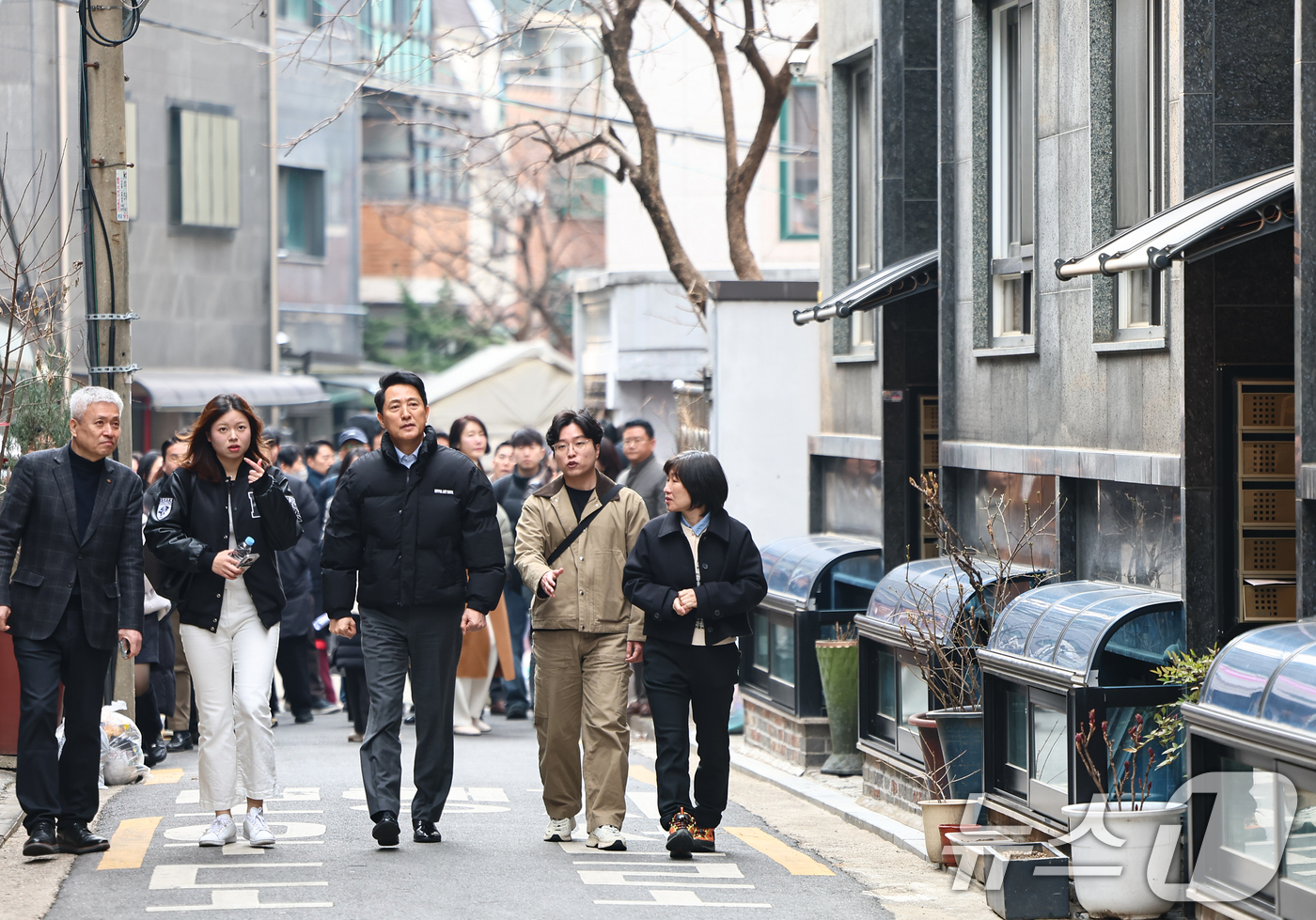 (서울=뉴스1) 김도우 기자 = 오세훈 서울시장이 9일 전·월세 청년 주거난과 관련 서울 동대문구 휘경동을 방문해 1인가구 밀집지역을 둘러보고 있다. 2026.3.9/뉴스1