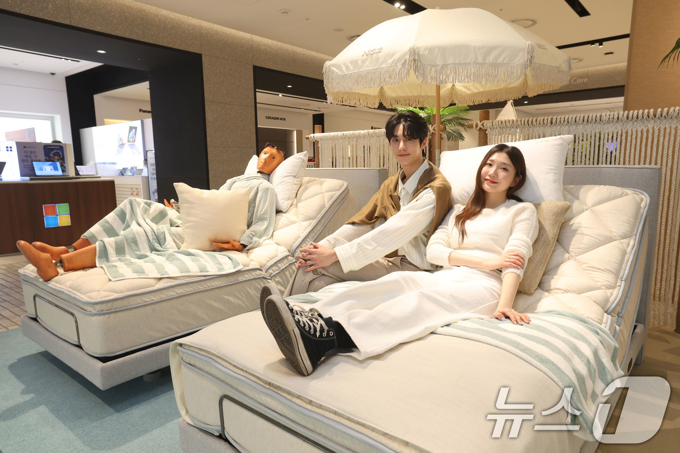 (서울=뉴스1) 이광호 기자 = 9일 서울 영등포구 더현대 서울에 마련된 프리미엄 비건 매트리스 N32 팝업 스토어에서 모델들이 제품을 체험하며 소개하고 있다.오는 26일 까지 운 …