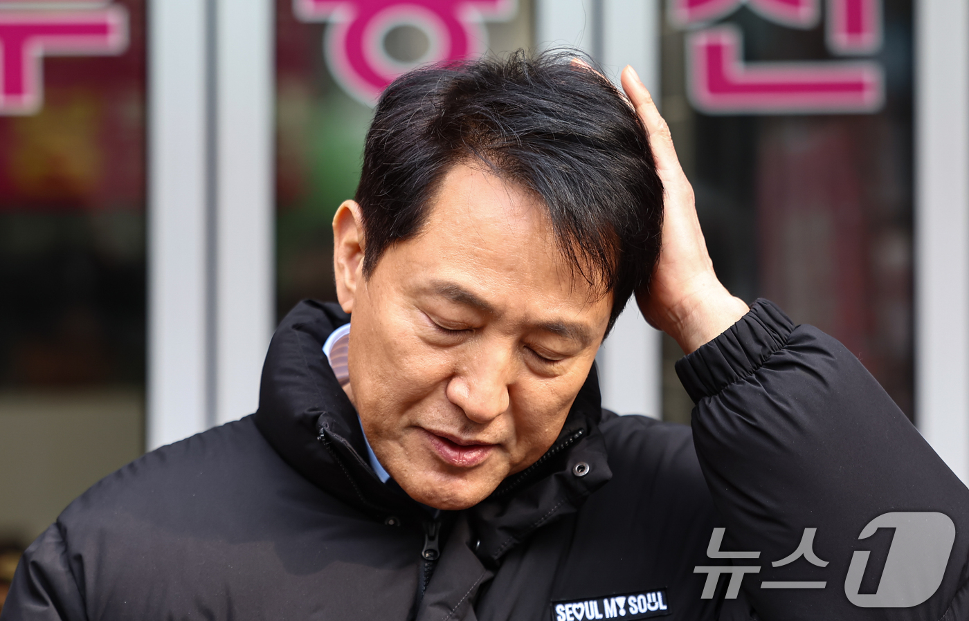 (서울=뉴스1) 김도우 기자 = 오세훈 서울시장이 9일 전·월세 청년 주거난과 관련 서울 동대문구 휘경동을 방문해 1인가구 밀집지역을 둘러본 후 취재진 질문에 답하기 전 머리를 정 …