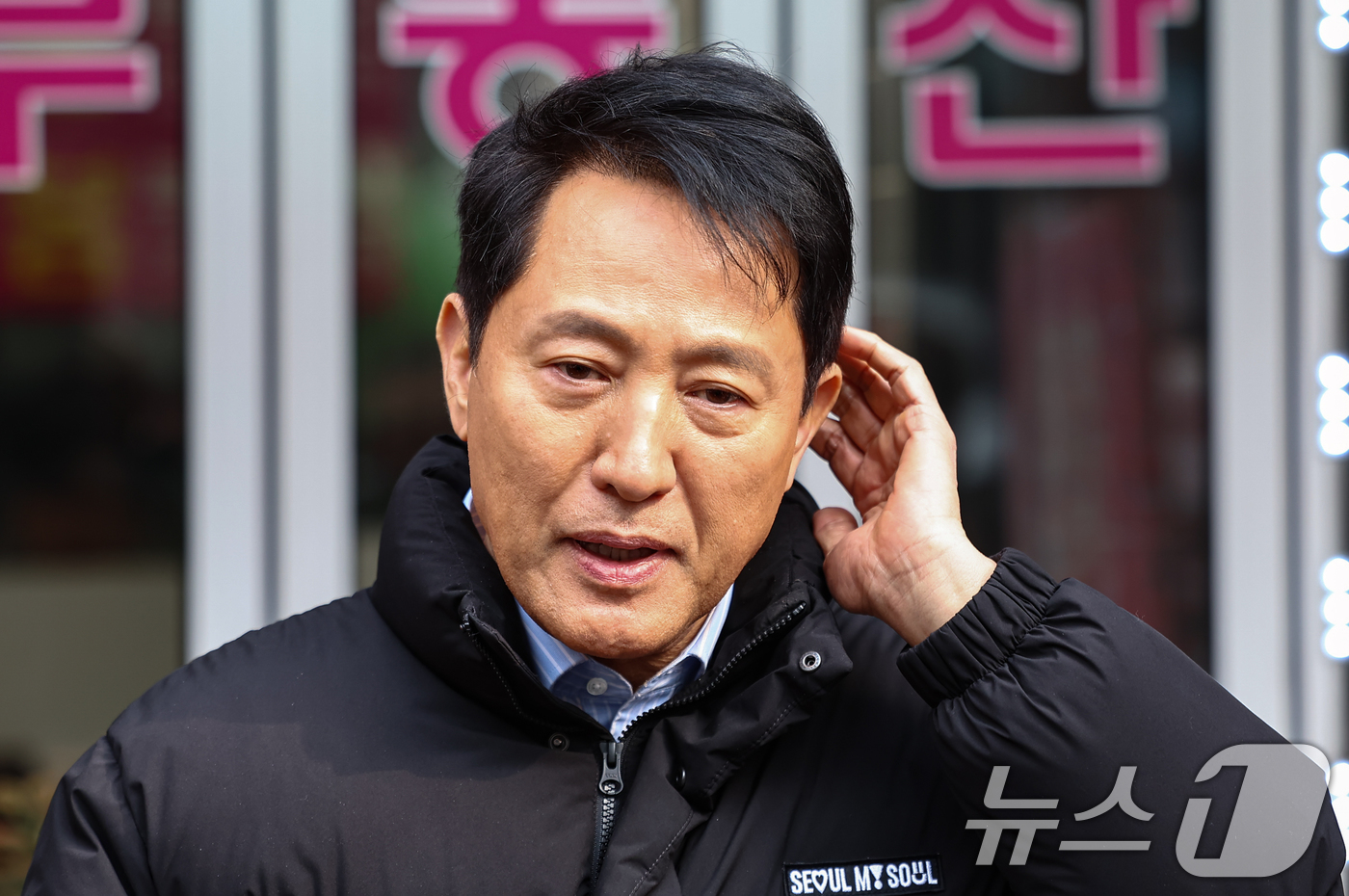 (서울=뉴스1) 김도우 기자 = 오세훈 서울시장이 9일 전·월세 청년 주거난과 관련 서울 동대문구 휘경동을 방문해 1인가구 밀집지역을 둘러본 후 취재진 질문에 답하기 전 머리를 정 …