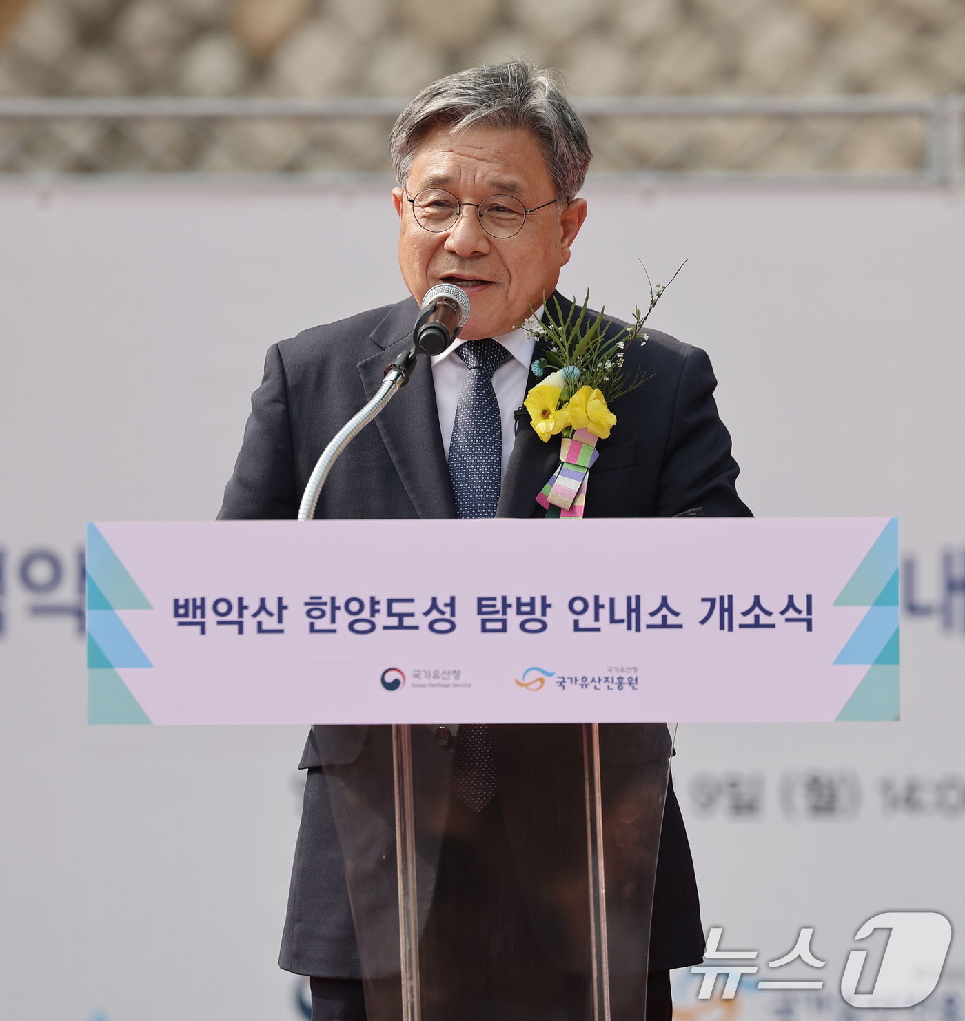 (서울=뉴스1) 오대일 기자 = 9일 오후 서울 종로구 창의문에서 열린 백악산(북악산) 한양도성 탐방 안내소 개소식에서 허민 국가유산청장이 인사말을 하고 있다.지난 2023년 자율 …