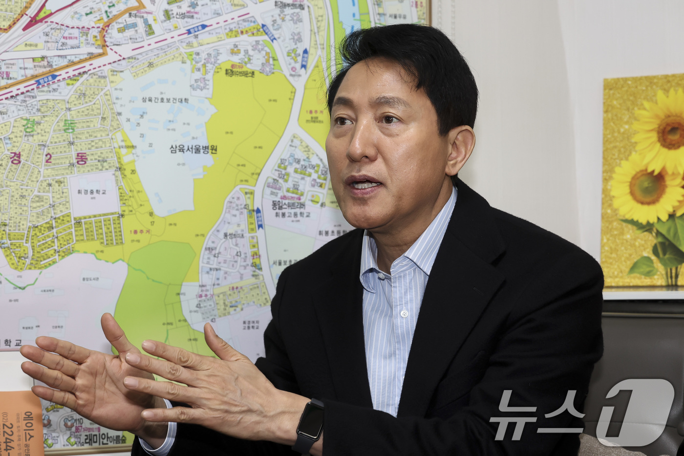 (서울=뉴스1) 김도우 기자 = 오세훈 서울시장이 9일 오후 서울 동대문구 휘경동의 한 공인중개소에서 1인가구 청년들의 주거 관련 애로사항을 청취하며 대화를 나누고 있다. (공동취 …