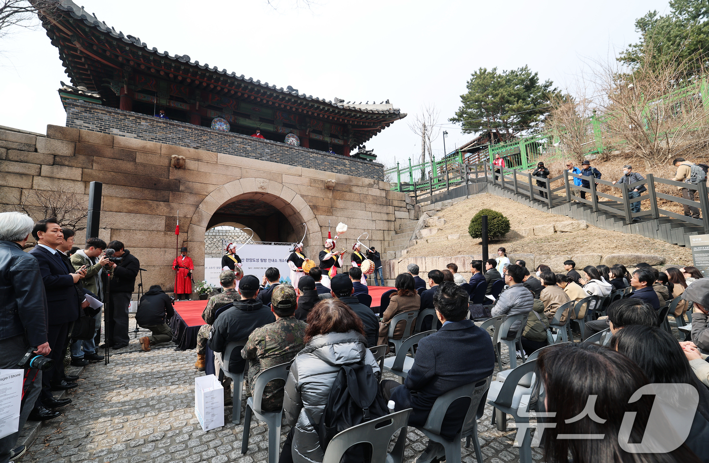 (서울=뉴스1) 오대일 기자 = 9일 오후 서울 종로구 창의문에서 열린 백악산(북악산) 한양도성 탐방 안내소 개소식에서 축하공연이 진행되고 있다.지난 2023년 자율입산제 도입으로 …