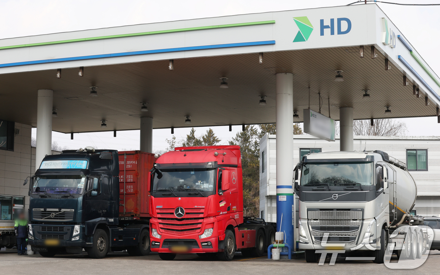 (의왕=뉴스1) 김영운 기자 = 호르무즈 해협 봉쇄 여파로 국제유가가 배럴당 100달러 넘어선 9일 경기 의왕시 의왕ICD 터미널 인근 주유소에서 화물차들이 주유를 하고 있다. 2 …