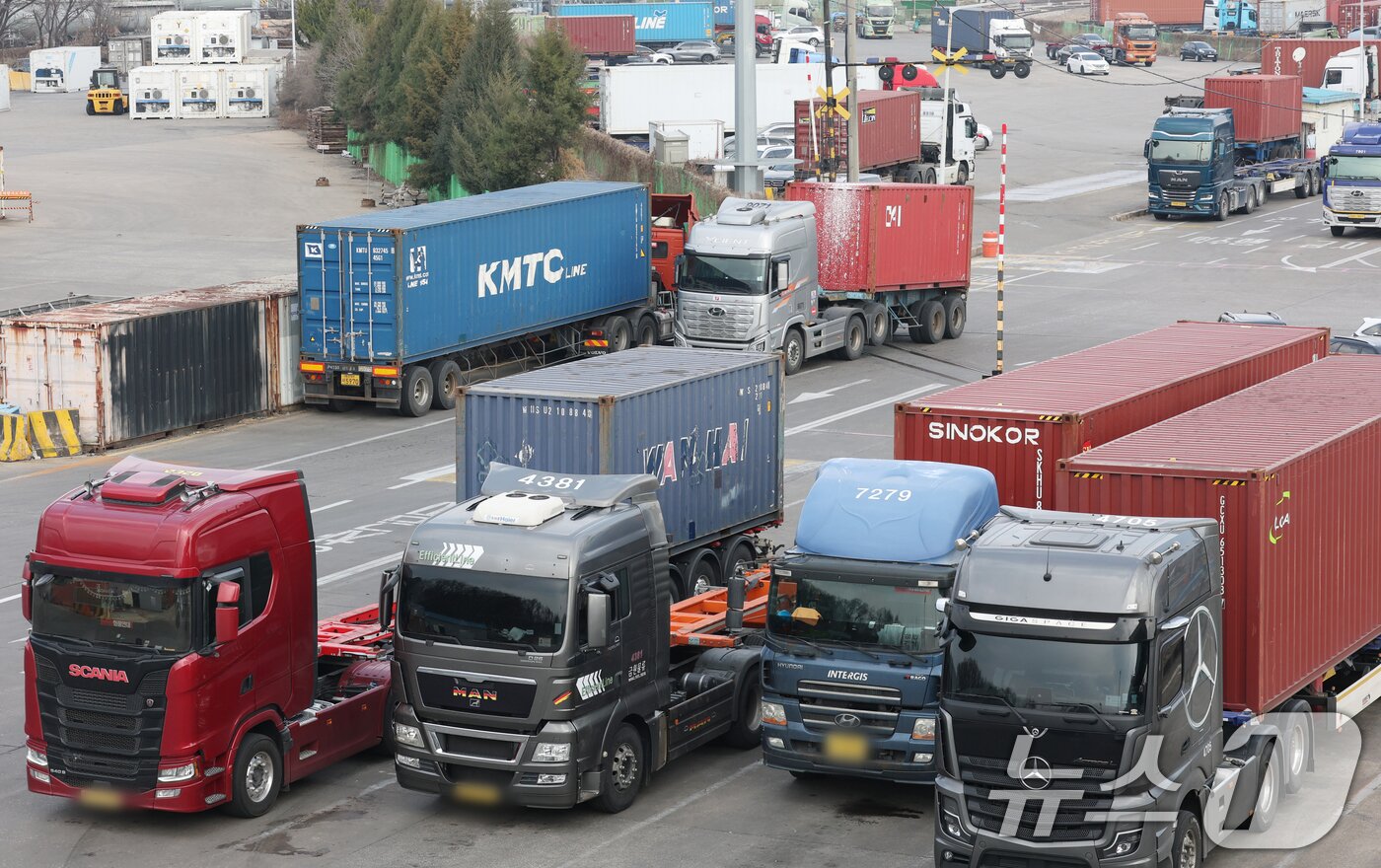 본문 이미지 - 호르무즈 해협 봉쇄 여파로 국제유가가 배럴당 100달러 넘어선 9일 경기 의왕시 의왕ICD 터미널에 화물차들이 주차돼 있다. 2026.3.9 ⓒ 뉴스1 김영운 기자