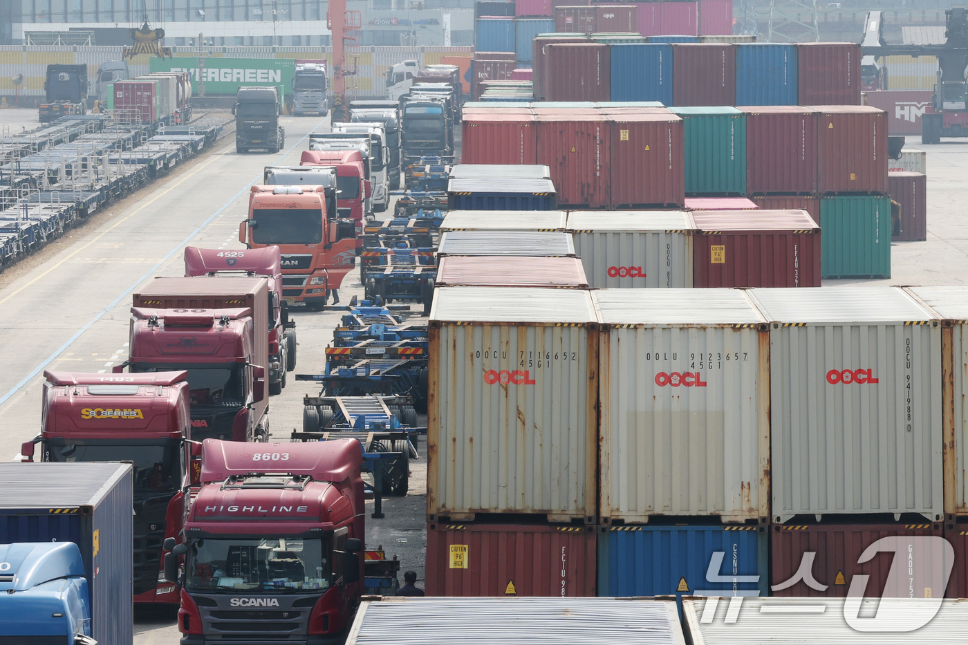 (의왕=뉴스1) 김영운 기자 = 호르무즈 해협 봉쇄 여파로 국제유가가 배럴당 100달러 넘어선 9일 경기 의왕시 의왕ICD 터미널에 화물차들이 주차돼 있다. 2026.3.9/뉴스1 …