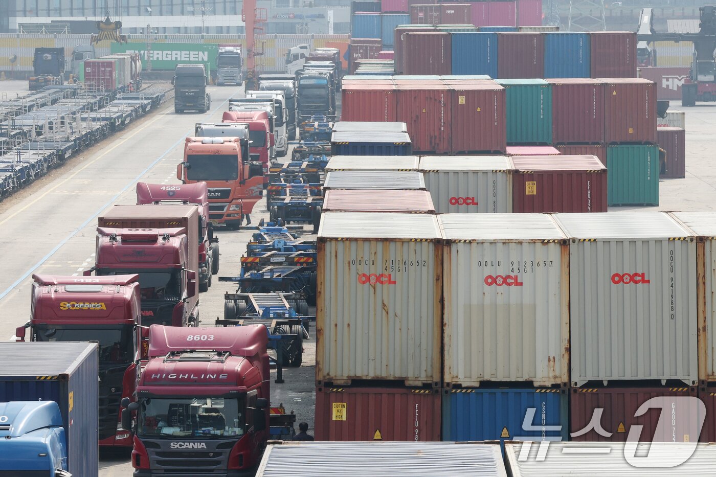 본문 이미지 - 호르무즈 해협 봉쇄 여파로 국제유가가 배럴당 100달러 넘어선 9일 경기 의왕시 의왕ICD 터미널에 화물차들이 주차돼 있다. 2026.3.9 ⓒ 뉴스1 김영운 기자