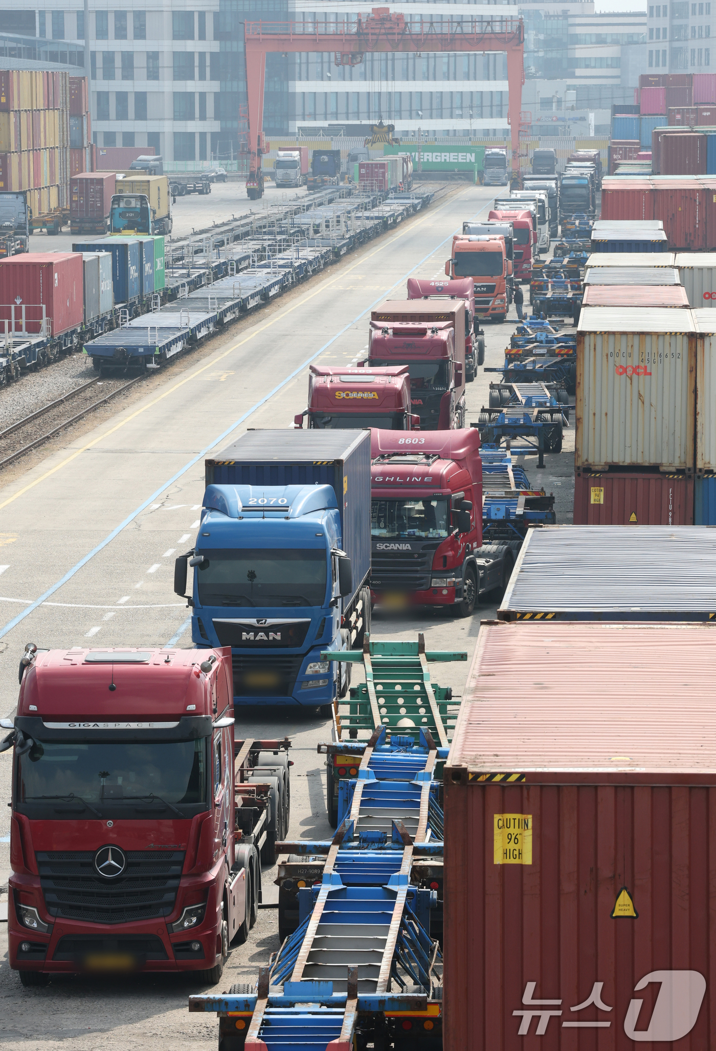 (의왕=뉴스1) 김영운 기자 = 호르무즈 해협 봉쇄 여파로 국제유가가 배럴당 100달러 넘어선 9일 경기 의왕시 의왕ICD 터미널에 화물차들이 주차돼 있다. 2026.3.9/뉴스1 …