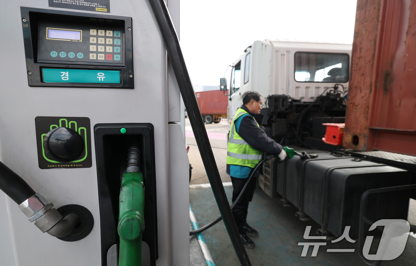 (의왕=뉴스1) 김영운 기자 = 호르무즈 해협 봉쇄 여파로 국제유가가 배럴당 100달러 넘어선 9일 경기 의왕시 의왕ICD 터미널 내 주유소에서 직원이 화물차에 주유를 하고 있다. …