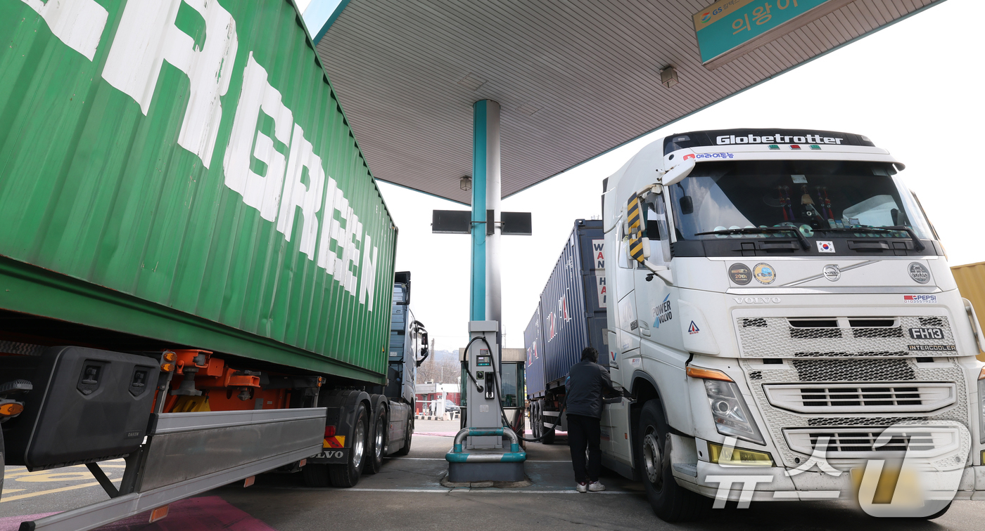 (의왕=뉴스1) 김영운 기자 = 호르무즈 해협 봉쇄 여파로 국제유가가 배럴당 100달러 넘어선 9일 경기 의왕시 의왕ICD 터미널 내 주유소에서 화물차 기사가 주유를 하고 있다. …