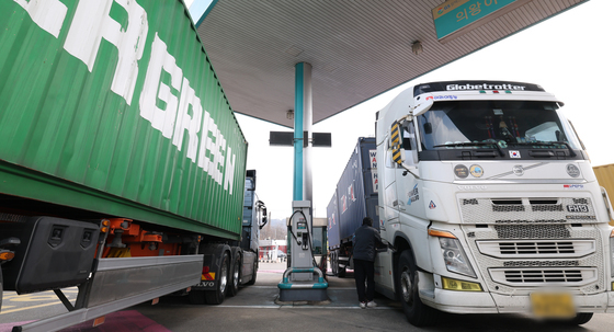 유가 고공행진…시름 깊어지는 화물차 기사들