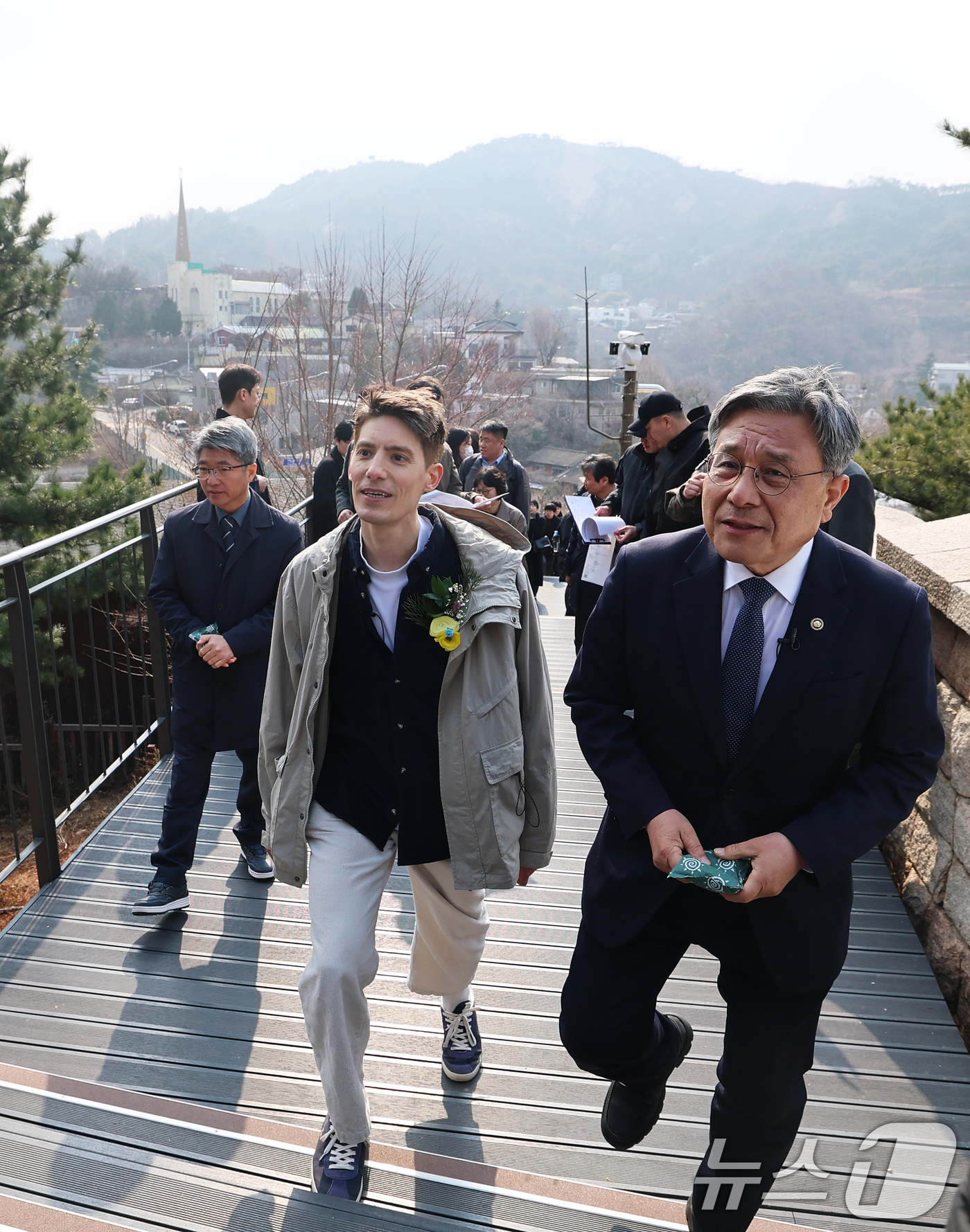 (서울=뉴스1) 오대일 기자 = 백악산(북악산) 한양도성 탐방 안내소 6곳이 재개관한 9일 오후 서울 종로구 창의문에서 열린 개소식에서 허민 국가유산청장과 방송인 파비앙씨 등 참석 …