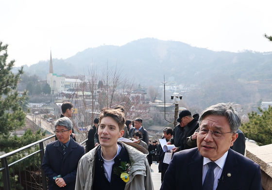 한양도성 성곽길 걷는 허민 국가유산청장