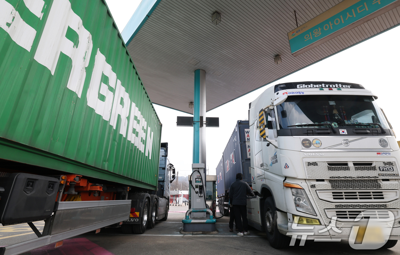 (의왕=뉴스1) 김영운 기자 = 호르무즈 해협 봉쇄 여파로 국제유가가 배럴당 100달러 넘어선 9일 경기 의왕시 의왕ICD 터미널 내 주유소에서 화물차 기사가 주유를 하고 있다. …