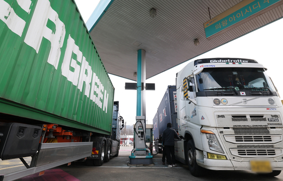 유가 고공행진…시름 깊어지는 화물차 기사들