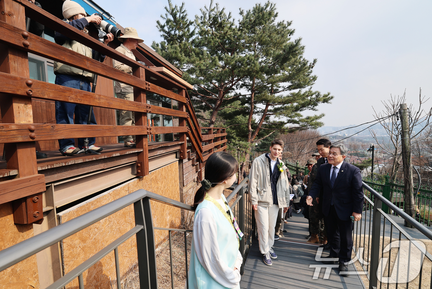 (서울=뉴스1) 오대일 기자 = 백악산(북악산) 한양도성 탐방 안내소 6곳이 재개관한 9일 오후 서울 종로구 창의문에서 열린 개소식에서 허민 국가유산청장과 방송인 파비앙씨 등 참석 …