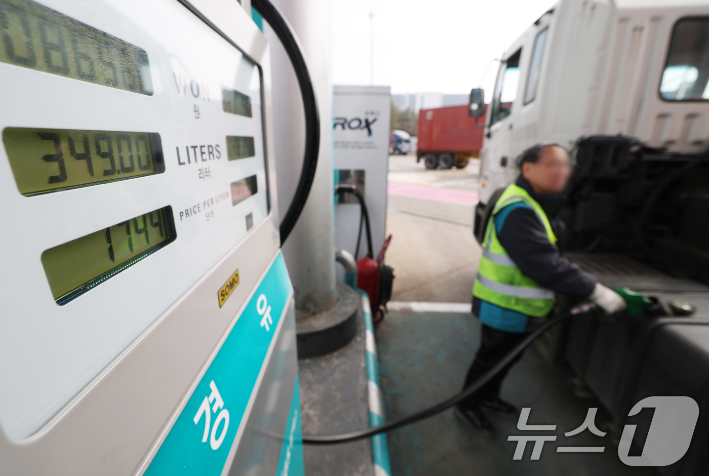 (의왕=뉴스1) 김영운 기자 = 호르무즈 해협 봉쇄 여파로 국제유가가 배럴당 100달러 넘어선 9일 경기 의왕시 의왕ICD 터미널 내 주유소에서 직원이 화물차에 주유를 하고 있다. …