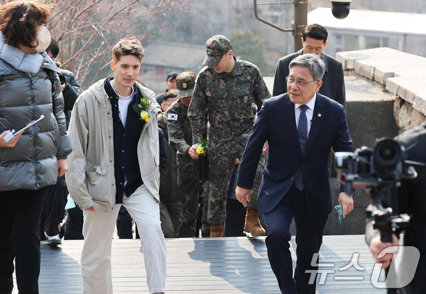 (서울=뉴스1) 오대일 기자 = 백악산(북악산) 한양도성 탐방 안내소 6곳이 재개관한 9일 오후 서울 종로구 창의문에서 열린 개소식에서 허민 국가유산청장과 방송인 파비앙씨 등 참석 …