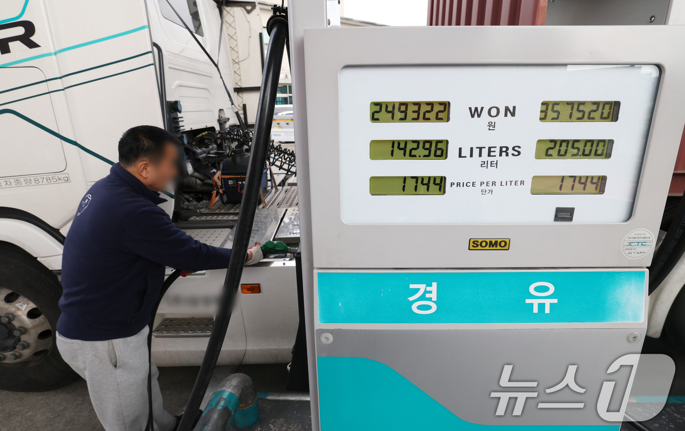 (의왕=뉴스1) 김영운 기자 = 호르무즈 해협 봉쇄 여파로 국제유가가 배럴당 100달러 넘어선 9일 경기 의왕시 의왕ICD 터미널 내 주유소에서 화물차 기사가 주유를 하고 있다. …