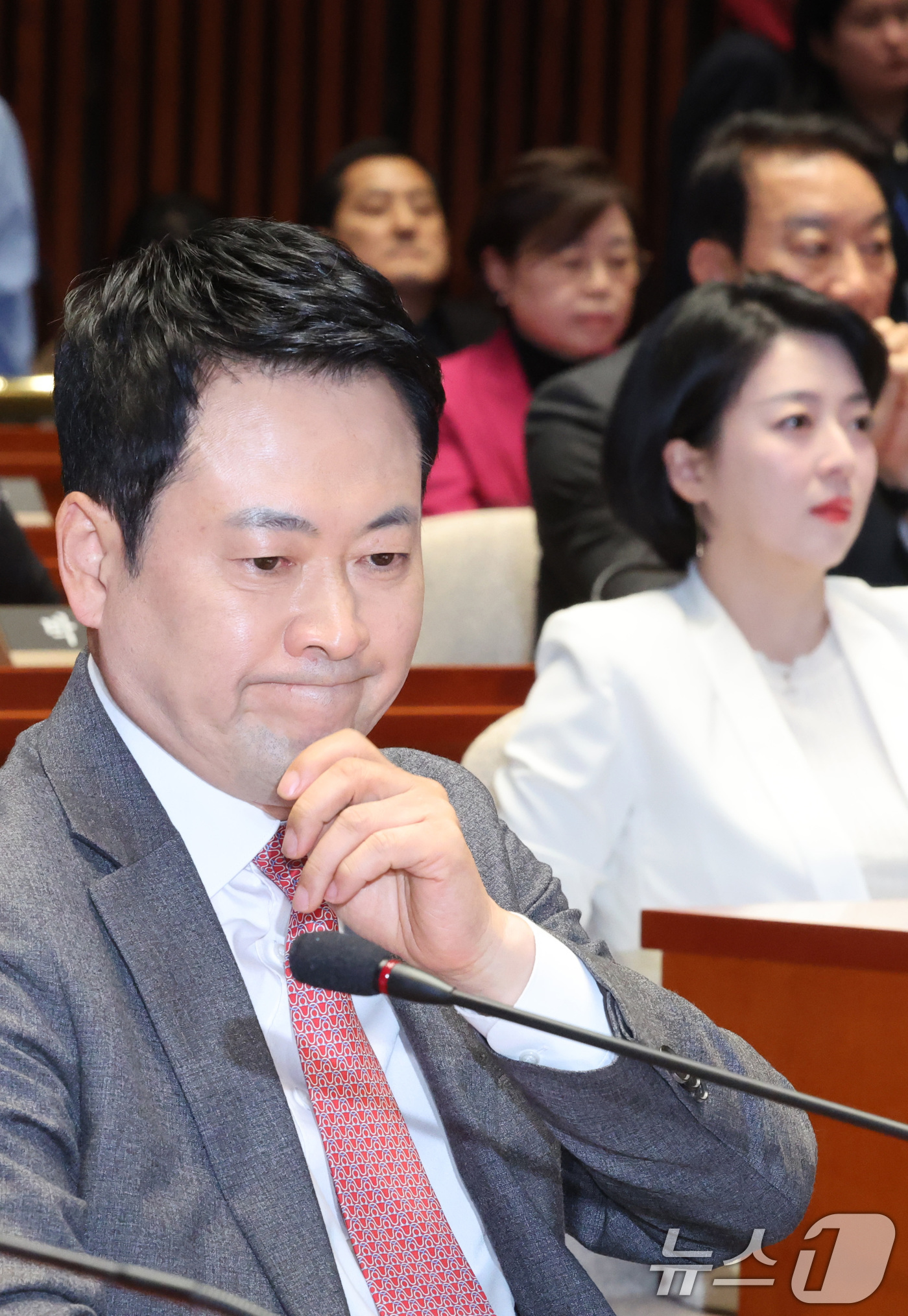 (서울=뉴스1) 신웅수 기자 = 장동혁 국민의힘 대표와 배현진 의원이 9일 서울 여의도 국회에서 열린 긴급 의원총회에 참석하고 있다. 2026.3.9/뉴스1