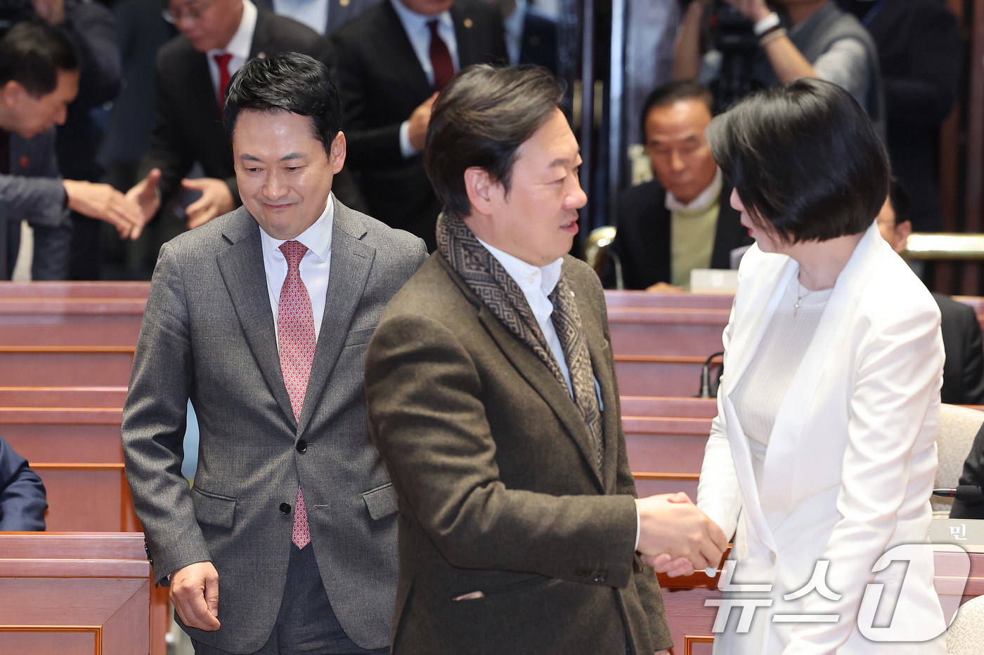 (서울=뉴스1) 신웅수 기자 = 장동혁 국민의힘 대표가 9일 서울 여의도 국회에서 열린 긴급 의원총회에 참석하고 있다. 2026.3.9/뉴스1