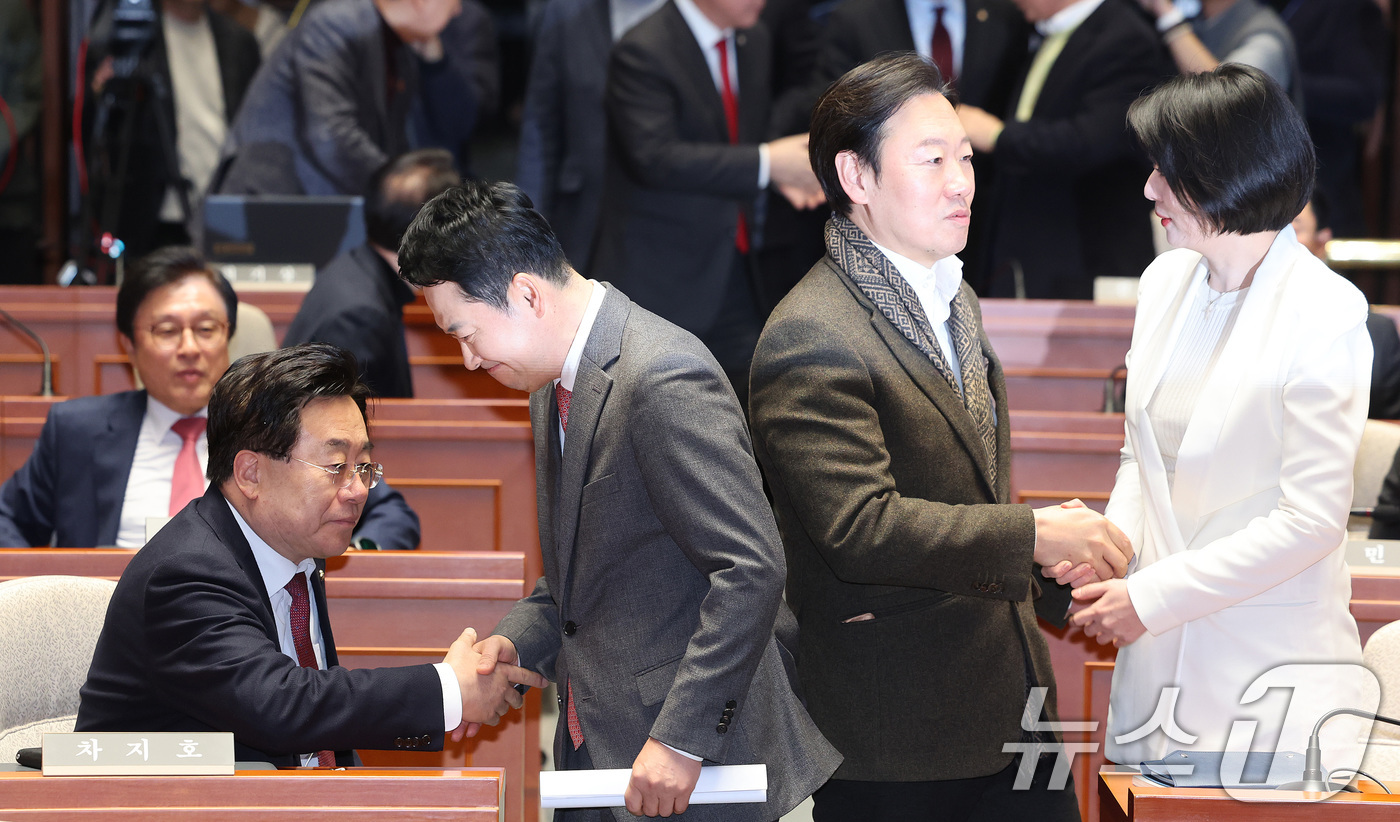 (서울=뉴스1) 신웅수 기자 = 장동혁 국민의힘 대표와 배현진 의원이 9일 서울 여의도 국회에서 열린 긴급 의원총회에서 각각 의원들과 인사하고 있다. 2026.3.9/뉴스1