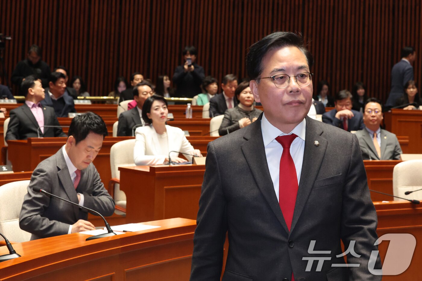 본문 이미지 - 송언석 국민의힘 원내대표가 지난 9일 서울 여의도 국회에서 열린 긴급 의원총회에서 발언하기 위해 발언대로 향하고 있다. 2026.3.9 ⓒ 뉴스1 신웅수 기자