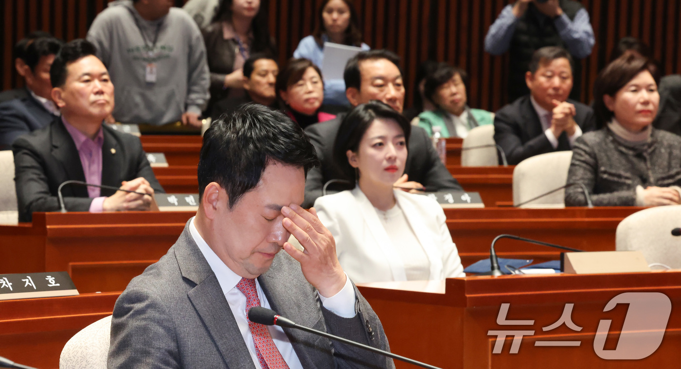 (서울=뉴스1) 신웅수 기자 = 장동혁 국민의힘 대표가 9일 서울 여의도 국회에서 열린 긴급 의원총회에서 생각에 잠겨 있다. 2026.3.9/뉴스1