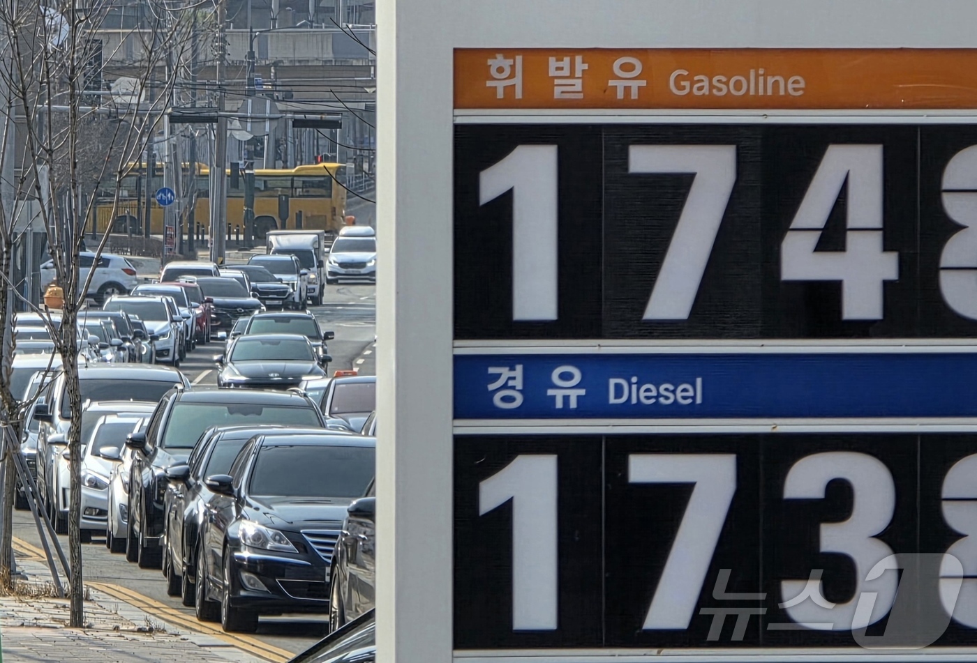 (천안=뉴스1) 이시우 기자 = 9일 충남 천안의 한 주유소 앞 도로에 주유를 기다리는 차량들이 300m 이상 길게 줄을 서 있다. 해당 주유소는 이날 오피넷 기준 천안에서 가장 …