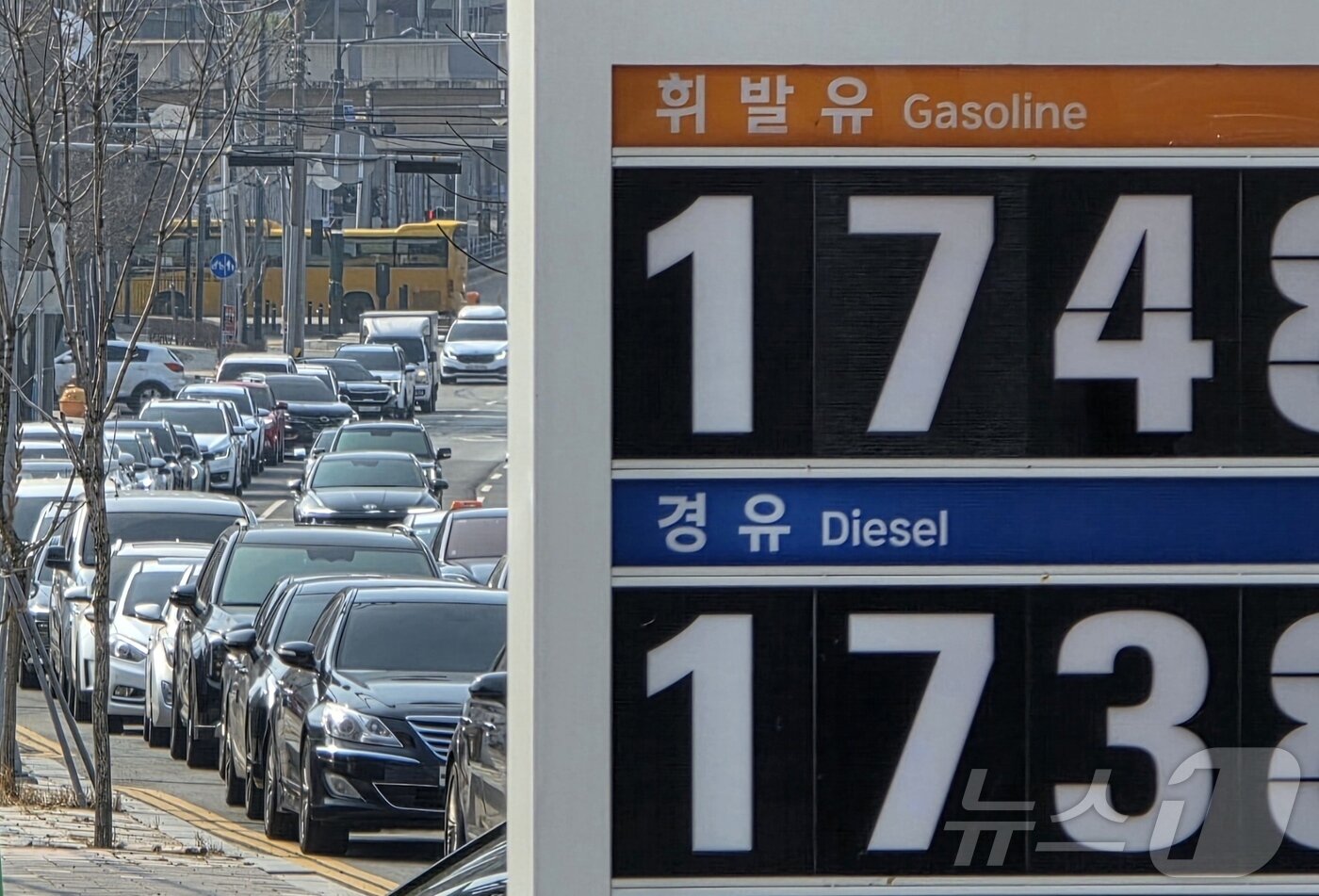 본문 이미지 - 9일 충남 천안의 한 주유소 앞 도로에 주유를 기다리는 차량들이 300m 이상 길게 줄을 서 있다. 해당 주유소는 이날 오피넷 기준 천안에서 가장 저렴한 가격에 휘발유를 판매하고 있다. 2026.3.9 ⓒ 뉴스1 이시우 기자