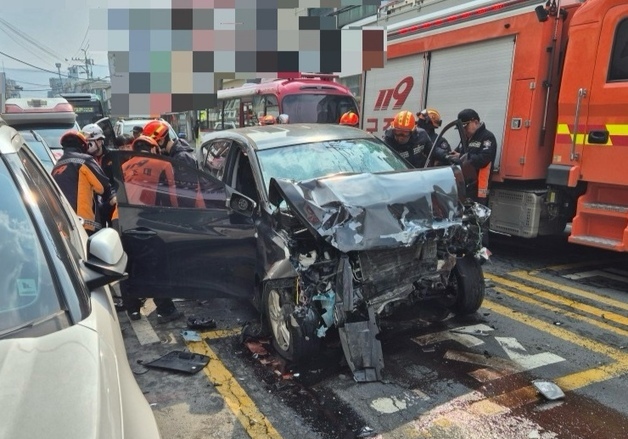 보령서 SUV가 시내버스 들이받아…70대 부부 사망·5명 부상(종합)