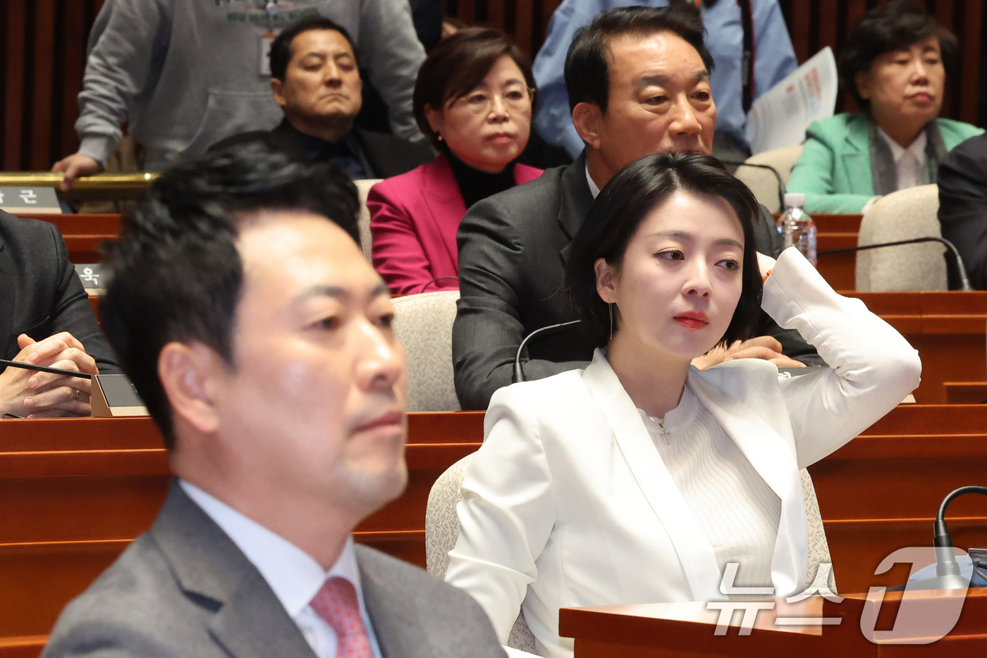 (서울=뉴스1) 신웅수 기자 = 배현진 국민의힘 의원이 9일 서울 여의도 국회에서 열린 긴급 의원총회에서 생각에 잠겨 있다.왼쪽은 장동혁 대표. 2026.3.9/뉴스1