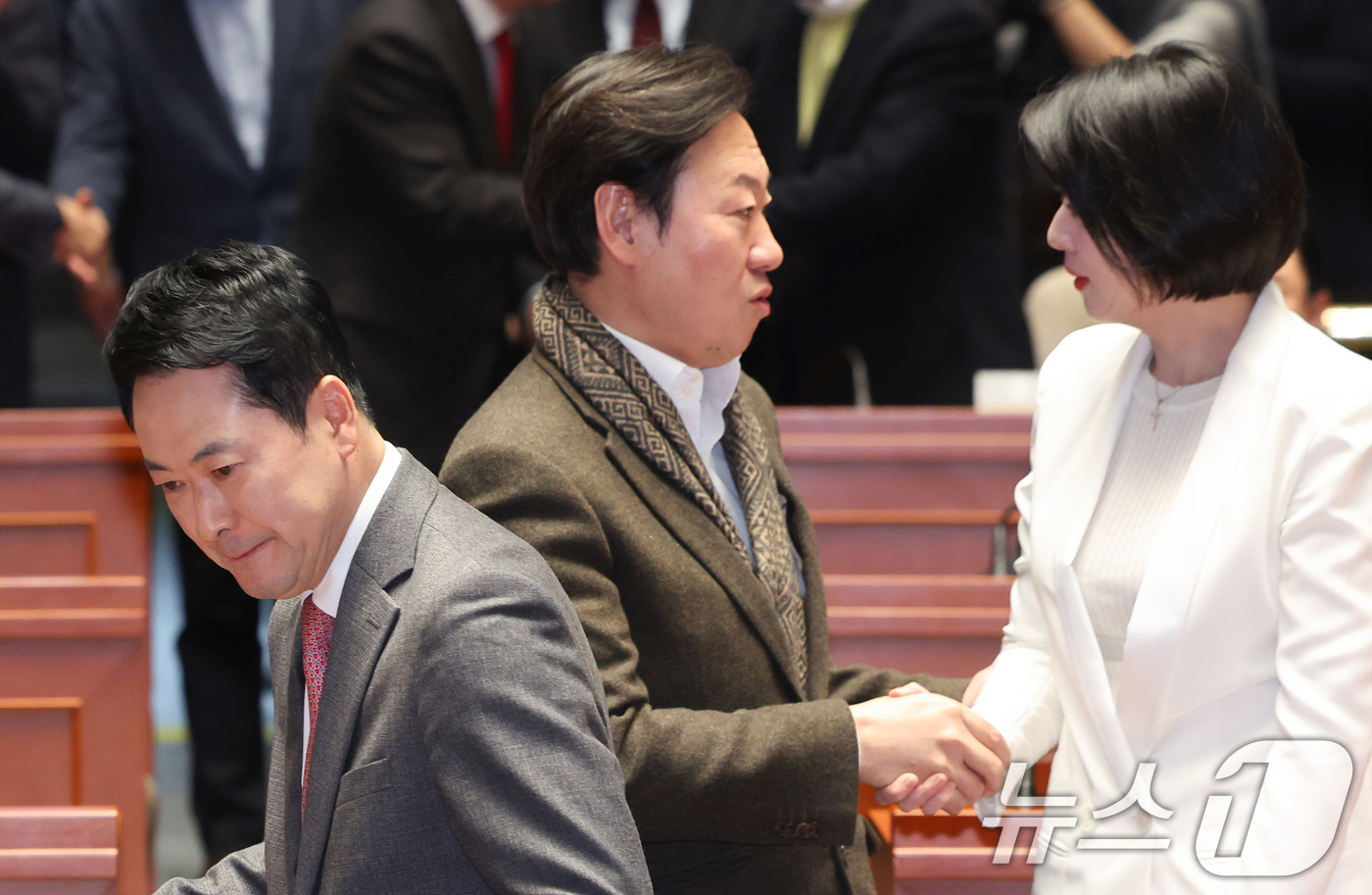 (서울=뉴스1) 신웅수 기자 = 장동혁 국민의힘 대표가 9일 서울 여의도 국회에서 열린 긴급 의원총회에 참석하고 있다.오른쪽은 배현진 의원. 2026.3.9/뉴스1