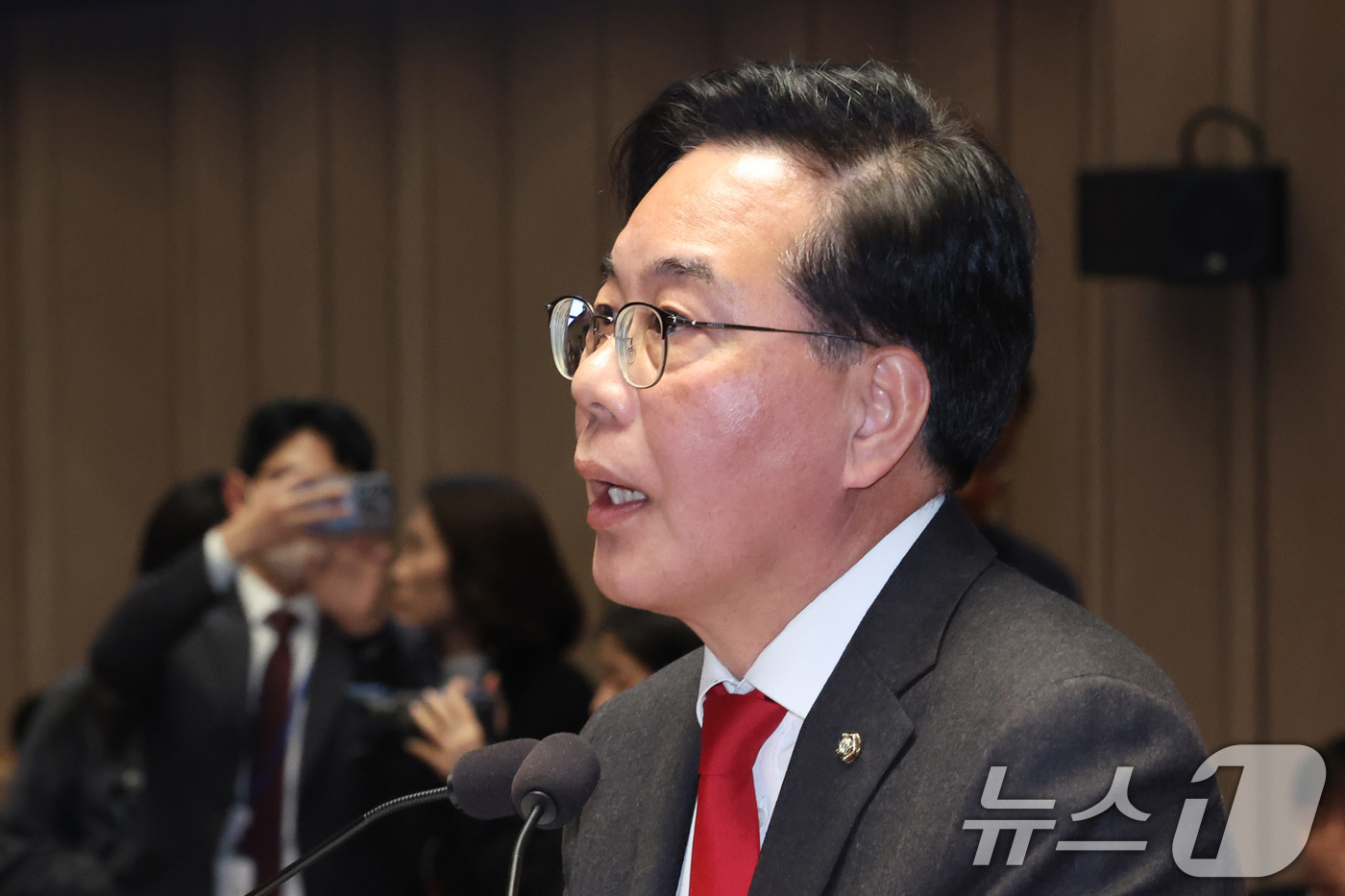 (서울=뉴스1) 신웅수 기자 = 송언석 국민의힘 원내대표가 9일 서울 여의도 국회에서 열린 긴급 의원총회에서 발언하고 있다. 2026.3.9/뉴스1