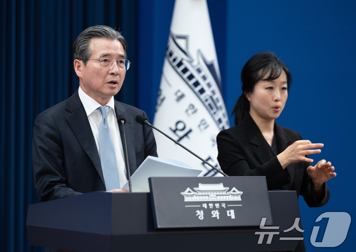 본문 이미지 - 김용범 정책실장이 9일 청와대 춘추관에서 중동 상황 등 비상경제점검회의 관련 브리핑을 하고 있다. 2026.3.9 ⓒ 뉴스1 이재명 기자