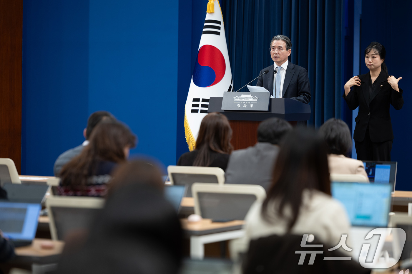 (서울=뉴스1) 이재명 기자 = 김용범 정책실장이 9일 청와대 춘추관에서 중동 상황 등 비상경제점검회의 관련 브리핑을 하고 있다. 2026.3.9/뉴스1