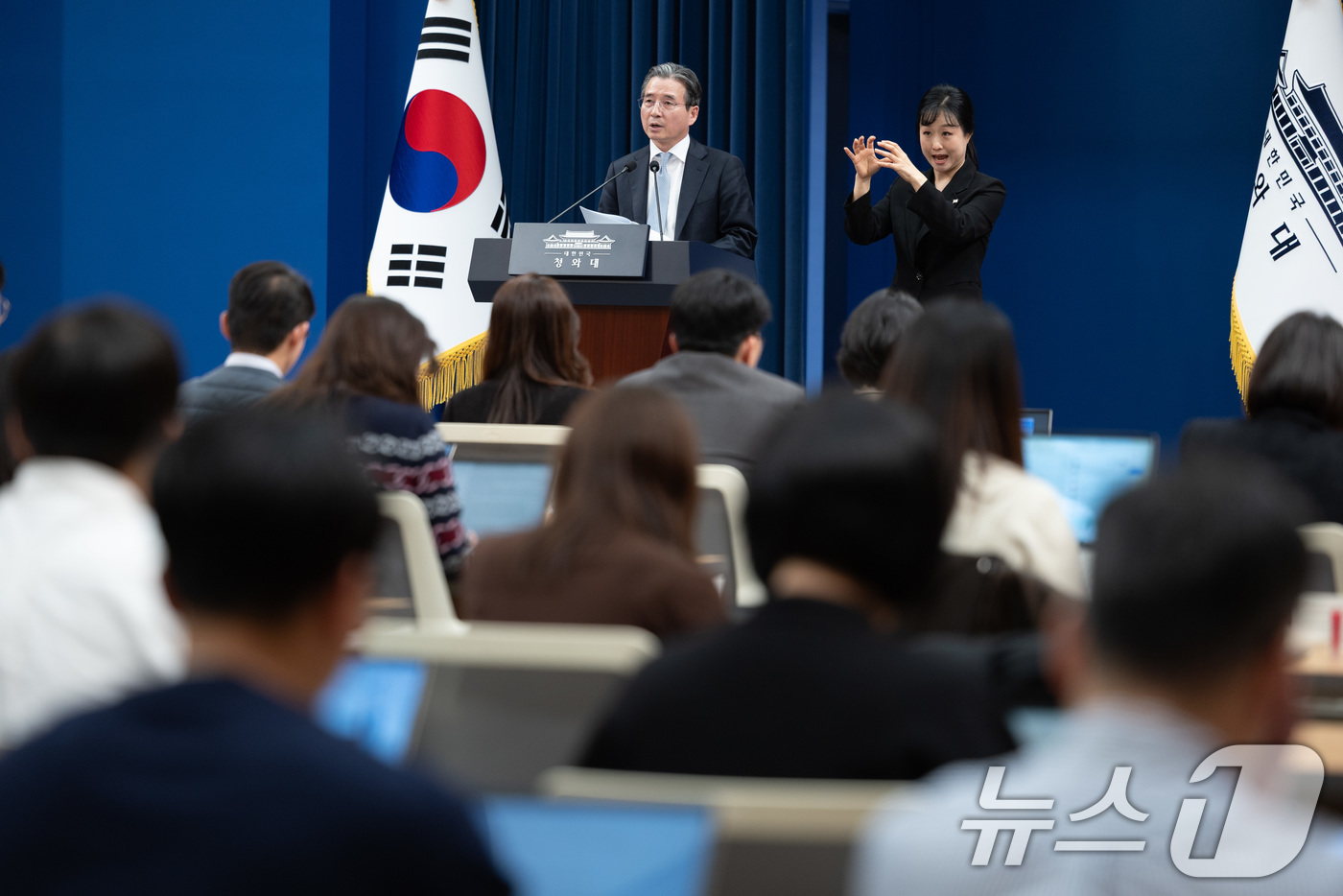 (서울=뉴스1) 이재명 기자 = 김용범 정책실장이 9일 청와대 춘추관에서 중동 상황 등 비상경제점검회의 관련 브리핑을 하고 있다. 2026.3.9/뉴스1