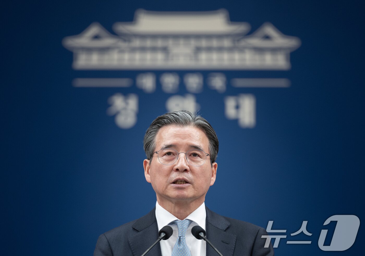 본문 이미지 - 김용범 정책실장이 9일 청와대 춘추관에서 중동 상황 등 비상경제점검회의 관련 브리핑을 하고 있다. 2026.3.9 ⓒ 뉴스1 이재명 기자