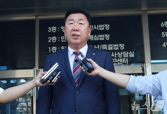 이범석 청주시장 당내 공천 신청…'적격 vs 부적격' 갑론을박