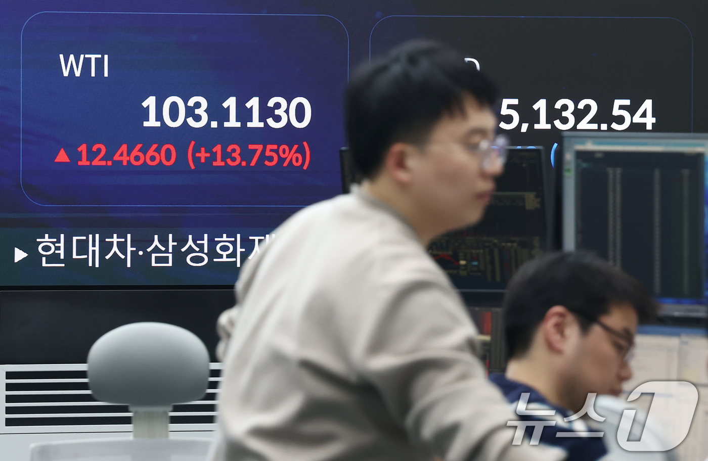 (서울=뉴스1) 김민지 기자 = 중동상황에 따른 호르무즈 해협 봉쇄 등의 영향으로 서부텍사스산중질유(WTI)가 배럴당 100달러를 넘긴 9일 오후 서울시 중구 우리은행 본점 딜링룸 …