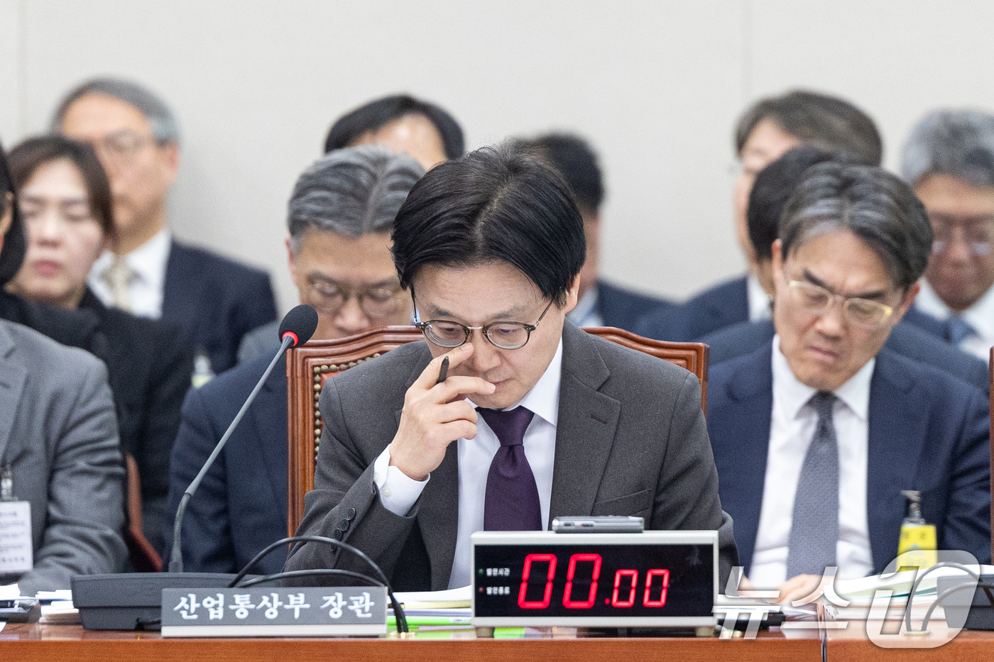 (서울=뉴스1) 이승배 기자 = 9일 서울 여의도 국회에서 열린 제433회국회(임시회) 산업통상자원중소벤처기업위원회 제1차전체회의에서 김정관 산업통상부 장관이 자료를 살펴보고 있다 …