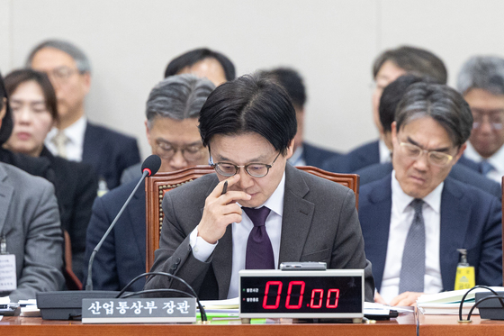 자료 면밀하게 확인하는 김정관 장관