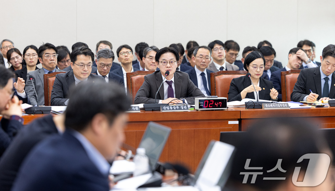 (서울=뉴스1) 이승배 기자 = 9일 서울 여의도 국회에서 열린 제433회국회(임시회) 산업통상자원중소벤처기업위원회 제1차전체회의에서 김정관 산업통상부 장관이 의원 질의에 답변하고 …