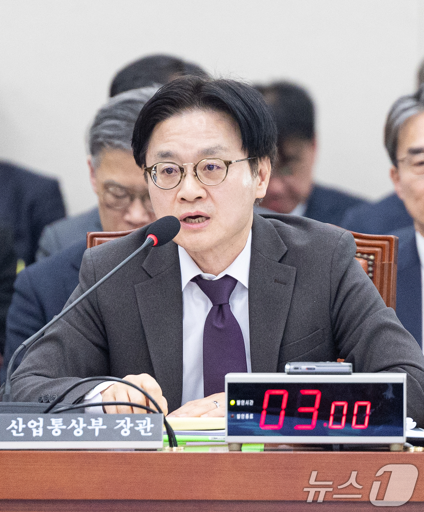 (서울=뉴스1) 이승배 기자 = 9일 서울 여의도 국회에서 열린 제433회국회(임시회) 산업통상자원중소벤처기업위원회 제1차전체회의에서 김정관 산업통상부 장관이 의원 질의에 답변하고 …