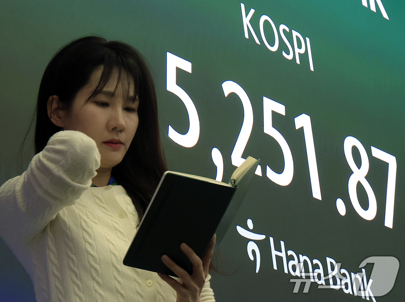 (서울=뉴스1) 박정호 기자 = 9일 오후 서울 중구 하나은행 딜링룸 전광판에 코스피 종가가 표시되고 있다.이날 코스피는 전 거래일 대비 333.00p(5.96%) 내린 5251. …