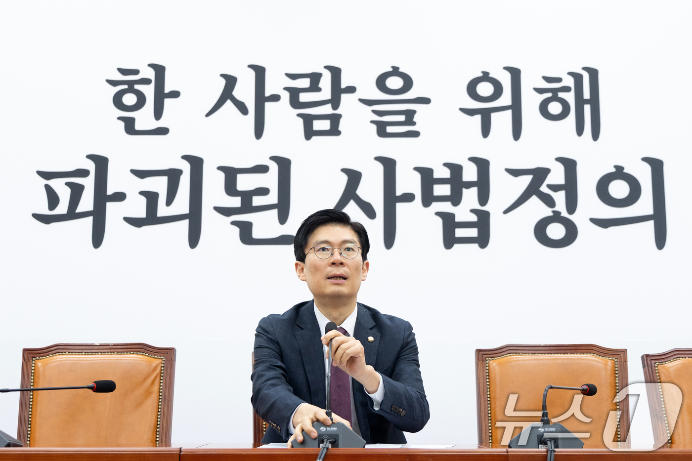 (서울=뉴스1) 이승배 기자 = 조정훈 국민의힘 인재영입위원장이 9일 서울 여의도 국회에서 인재 영입 발표를 하고 있다.이날 발표한 7인은 김예영 경일대학교 스포츠복지학과 교수(8 …