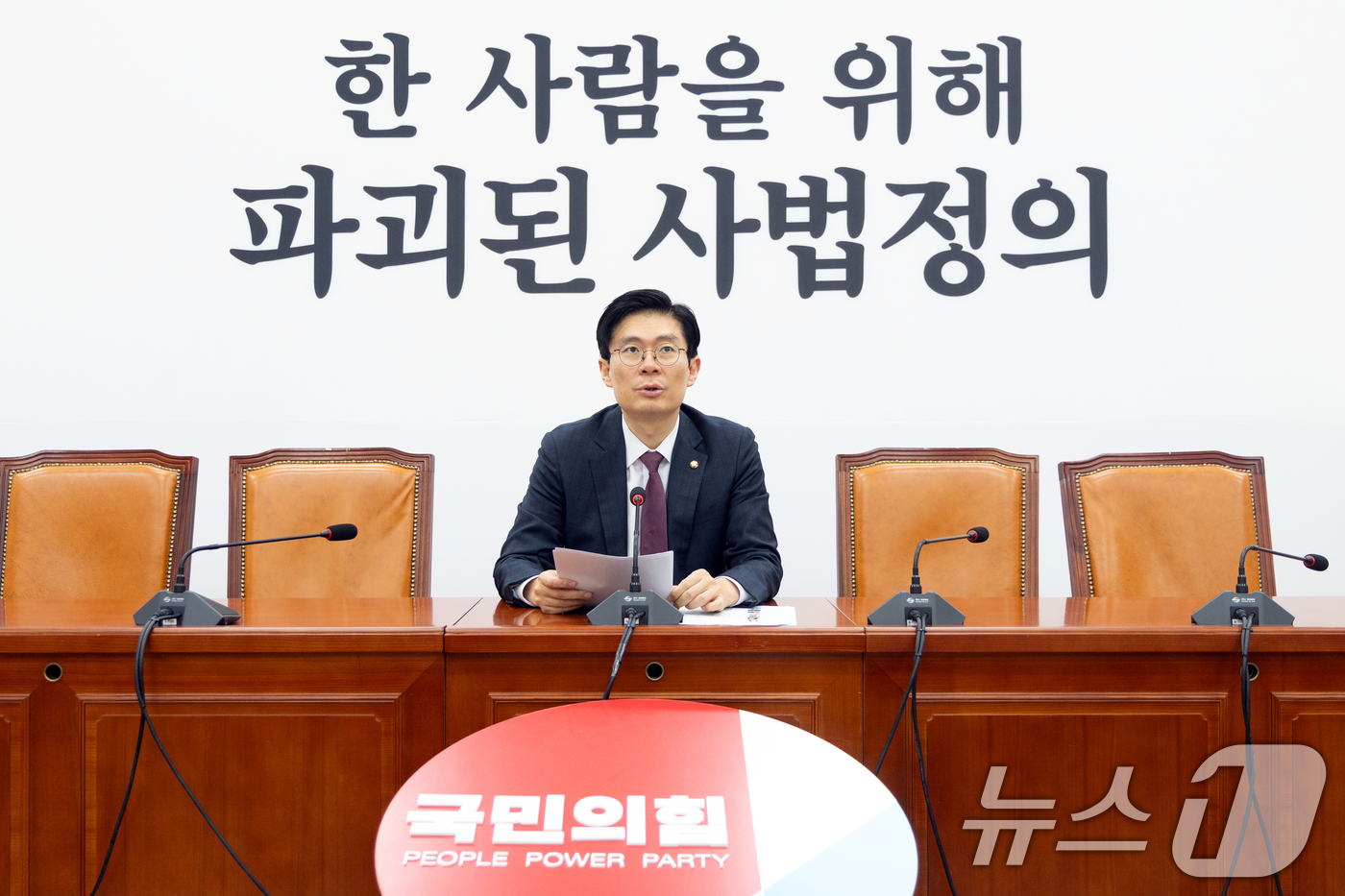 (서울=뉴스1) 이승배 기자 = 조정훈 국민의힘 인재영입위원장이 9일 서울 여의도 국회에서 인재 영입 발표를 하고 있다.이날 발표한 7인은 김예영 경일대학교 스포츠복지학과 교수(8 …